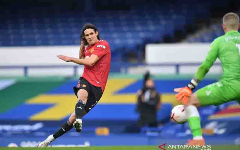 Cavani Diskors 3 Pertandingan Akibat Unggahan di Media Sosial