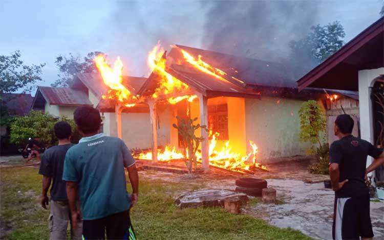 Rumah warga Jalan Surung III Kelurahan Sabaru, Kota Palangka Raya terbakar