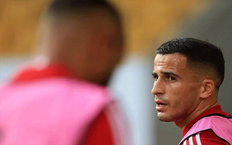 Bek Olympiakos dan timnas Norwegia Omar Elabdellaoui melakukan pemanasan jelang pertandingan babak 16 besar Liga Europa antara Wolverhampton Wanderers dan Olympiakos di Molineux stadium, Wolverhampton, Inggris. (6/8/2020) (AFP/LINDSEY PARNABY)