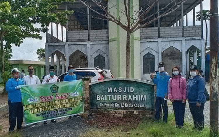 Sambut Hari Amal Bakti, Kemenag Kapuas Lakukan Bakti Sosial