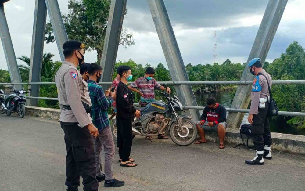 Anggota Polsek Mantangai Terus Ajak Warga Patuhi Protokol Kesehatan