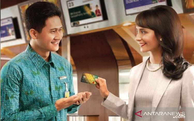 Nasabah melakukan transaksi dengan Kartu BNI Emerald. ANTARA/HO-BNI