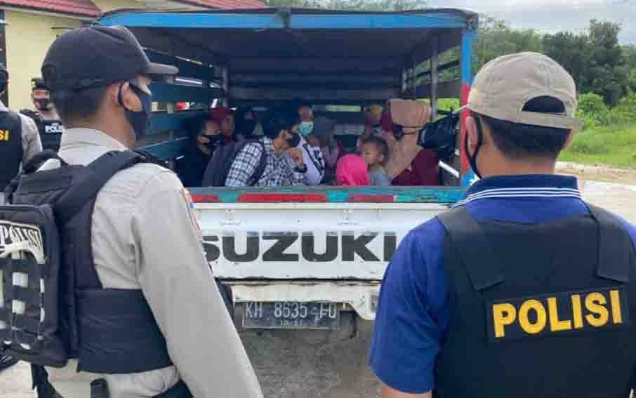 Mobil Pikap Gagal ke Pantai Ujung Pandaran Gara-gara Angkut Penumpang di Bak