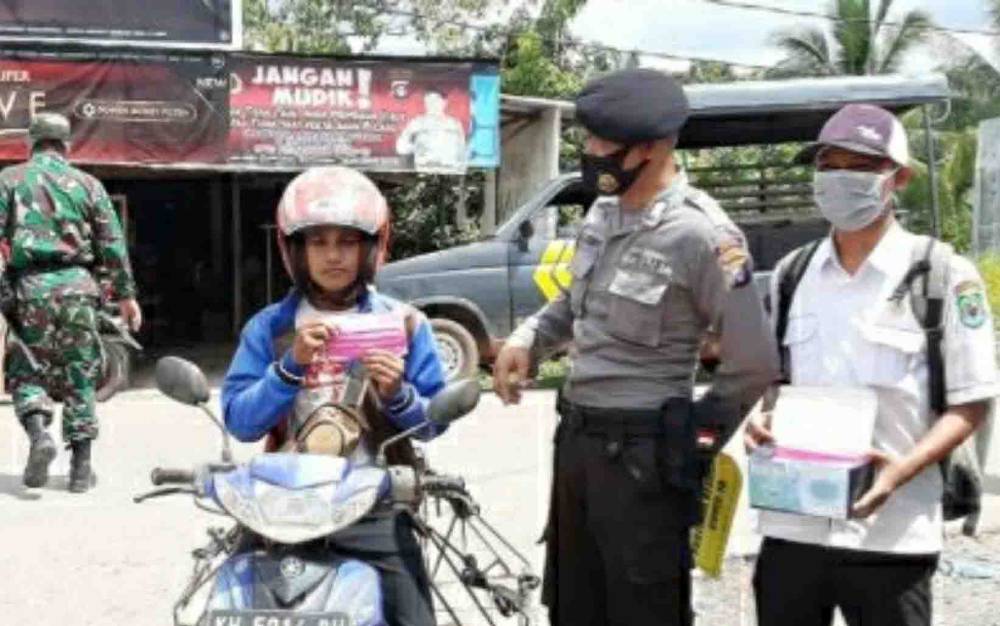 Polsek Kapuas Murung Tak Jemu Ingatkan Warga Disiplin Gunakan Masker