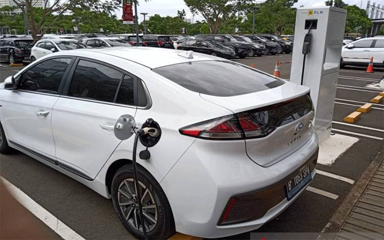 Hyundai IONIQ electric saat mengisi daya listrik (ANTARA/HO)
