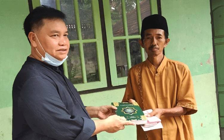 Pilkada Telah Usai, Calon Bupati Kotim ini Tetap Salurkan Bantuan