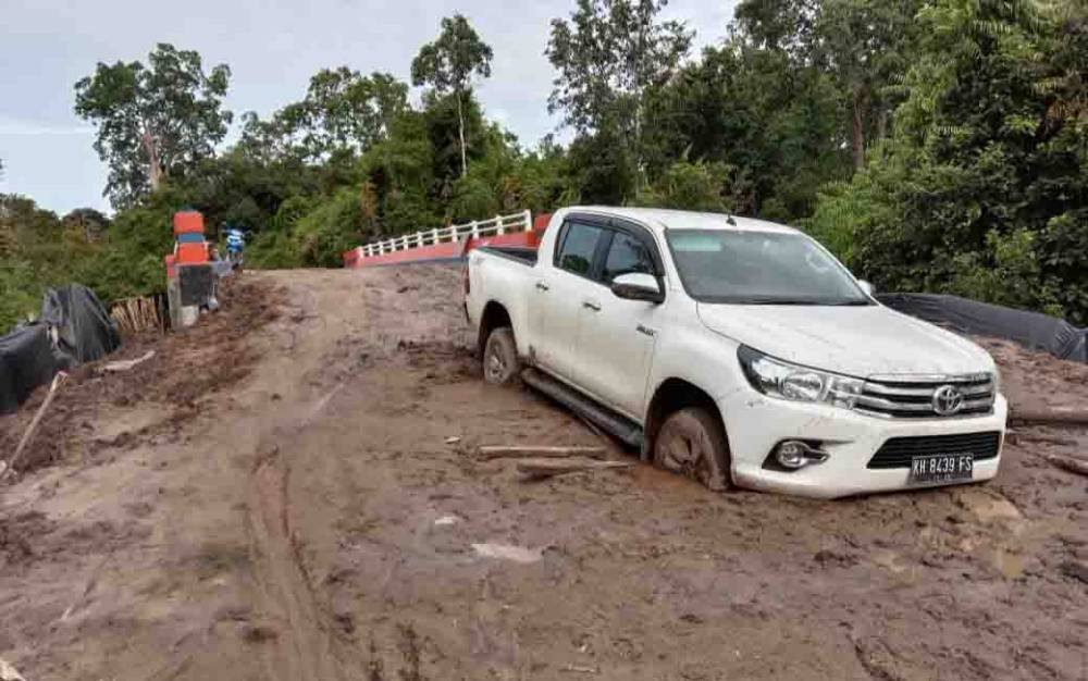 Warga Soroti Timbunan Tanah di Pangkal Jembatan Sungai Pakahi