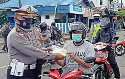 Satlantas Polres Barito Timur Beri Hadiah untuk Pengendara Disiplin Protokol Kesehatan