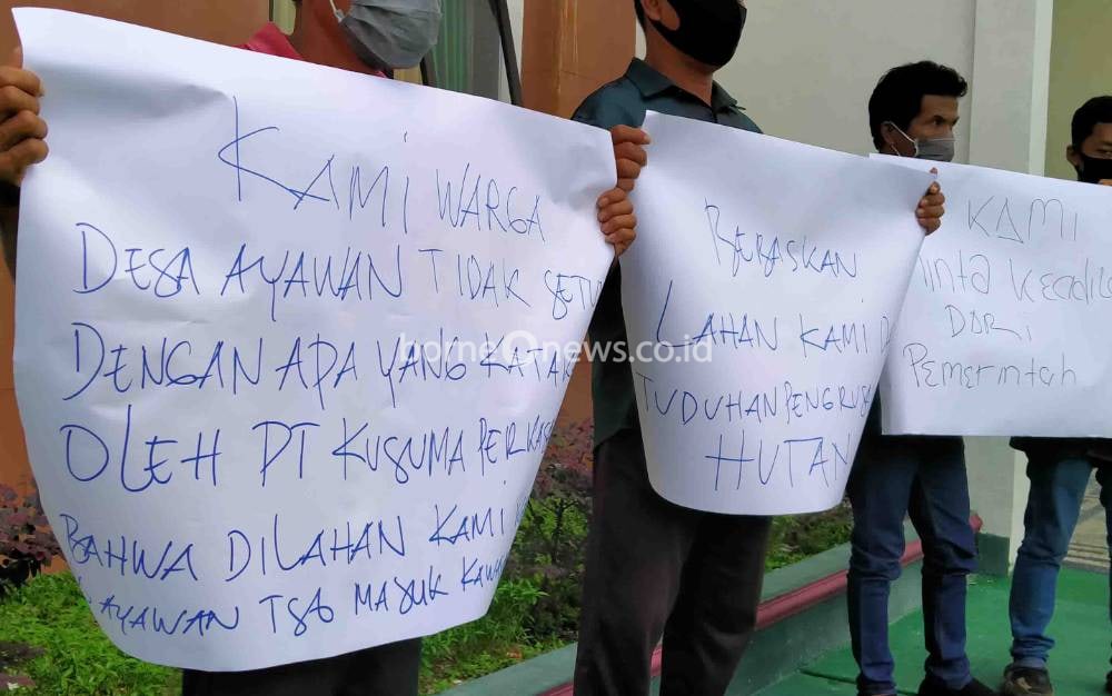 Sejumlah Warga Seruyan Tuntut Keadilan untuk M Abdul Fatah Melalui Spanduk ke Pengadilan Negeri Sampit