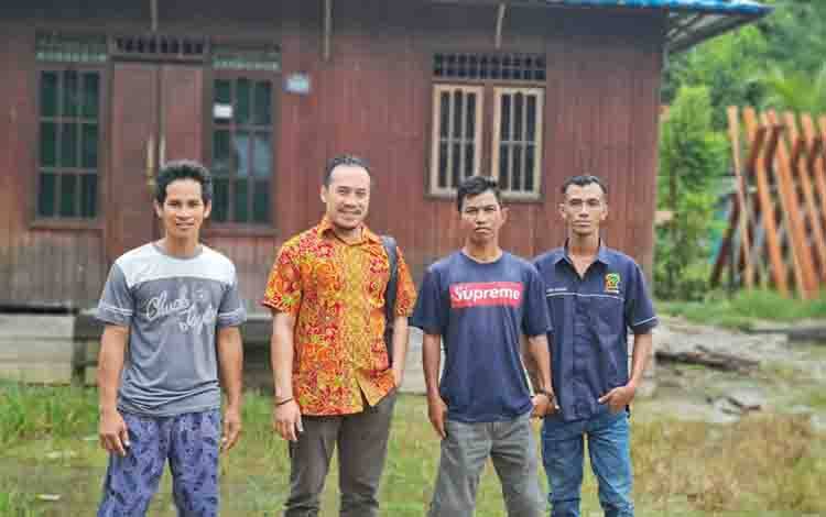 Wakil Ketua I DPRD Barito Utara, Permana Setiawan bersama warga beberapa waktu lalu