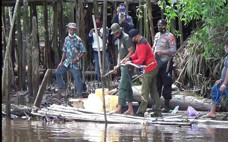 BKSDA Pasang 2 Jerat Buaya dan 4 Papan Lokasi Serangan Buaya Desa Pelangsian