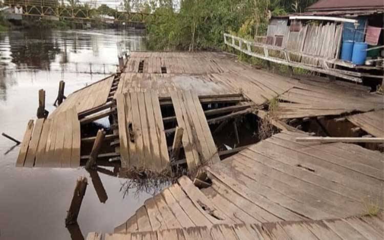 Dermaga Desa Bagendang Rusak Parah