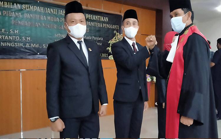 Pemberian ucapan selamat usai pengambilan sumpah atau janji dan pelantikan Panitera Muda Pidana, Perdata dan Penitera Pengganti di Pengadilan Negeri Sampit oleh Wakil Ketua, Darminto Hutasoit.