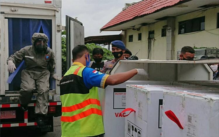 Distribusi Vaksin COVID-19 Menunggu Izin BPOM