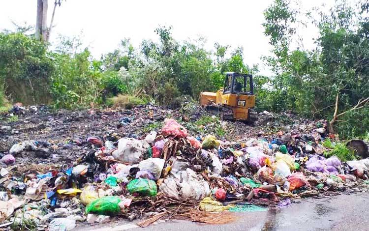 Tumpukan Sampah di Tepi Jalan Negara Desa Kandui Dibersihkan