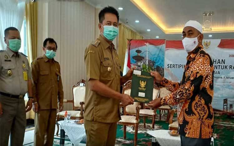 Bupati Barito Utara Serahkan Sertifikat Tanah Program PTSL