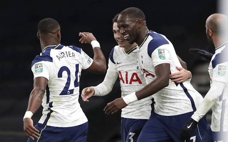 Pemain Tottenham Hotspur Moussa Sissoko merayakan golnya saat timyan menang 2-0 dan maju ke final Piala Liga usai menghadapi Brentford dalam semifinal turnamen ini di Stadion Tottenham Hotspur, London, Inggris, 5 Januari 2021. (REUTERS/PAUL CHILDS)