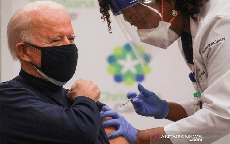 Perawat medis Tabe Mase memberi Presiden Amerika Serikat terpilih Joe Biden dosis vaksin penyakit virus corona (COVID-19) di ChristianaCare Christiana Hospital, di Newark, Delaware, Amerika Serikat, Senin (21/12/2020). ANTARA FOTO/REUTERS/Leah Millis/foc/cfo