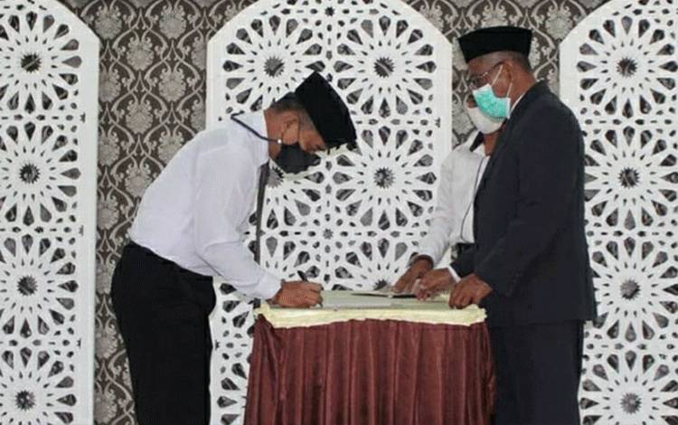 Momen Hari Amal Bakti, Kemenag Kapuas Lakukan Penandatangan Pakta Integritas