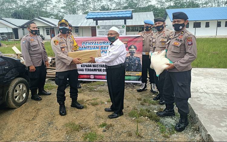 Wakapolres Kapuas Salurkan Bantuan Beras ke Pondok Pesantren