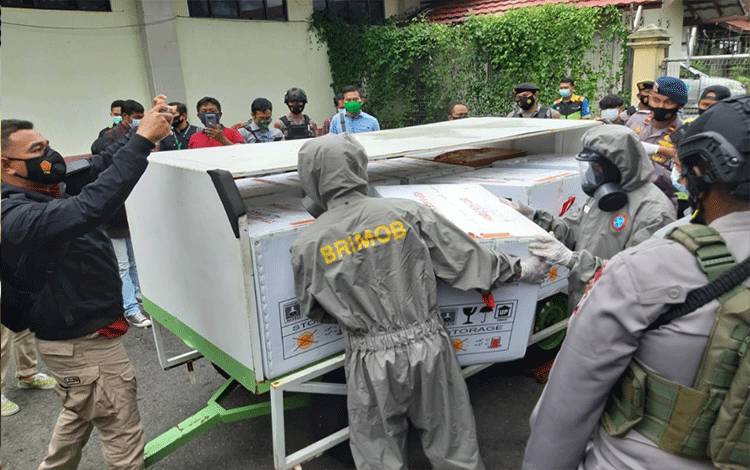 Vaksin Covid-19 dari Sinovac saat tiba di dibandara Tjilik Riwut Kota Palangka Raya.