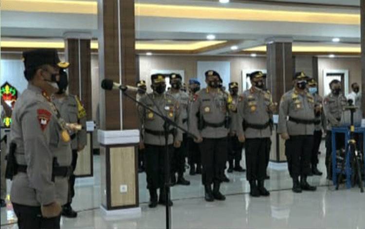 Kapolda Kalteng Pimpin Sertijab Wakapolda dan Sejumlah Pejabat Utama ini, Termasuk Kabidhumas Hendra Rochmawan