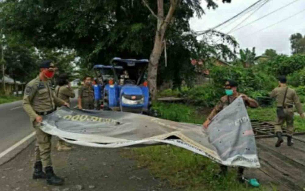 Personel Satpol PP Kapuas Tertibkan Spanduk Melanggar Aturan