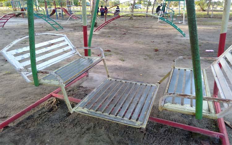 Sarana Permainan Anak di Taman Komplek Lapangan Sport Center Kasongan Rusak