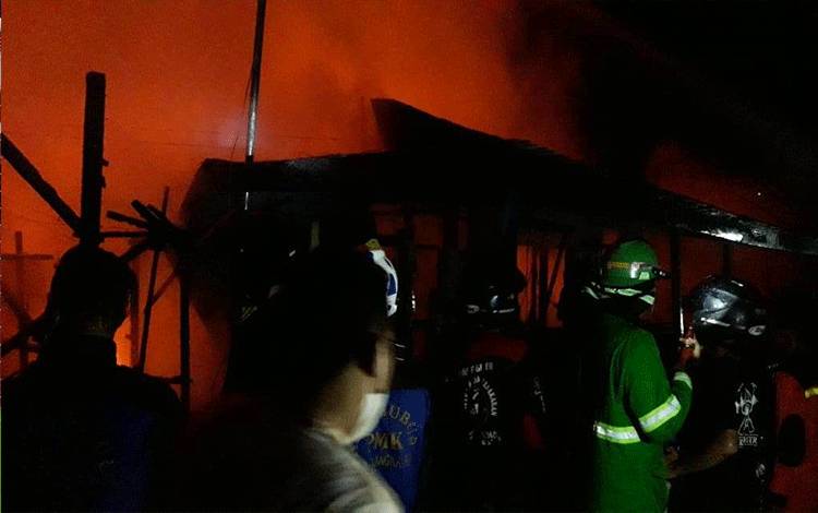 Kebakaran Hanguskan Puluhan Rumah di Gang Suka Damai Palangka Raya