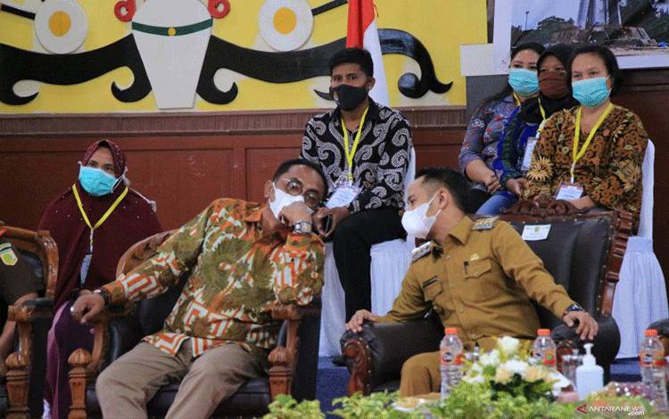 Wali Kota Palangka Raya Serahkan 2.400 Sertifikat Tanah Gratis