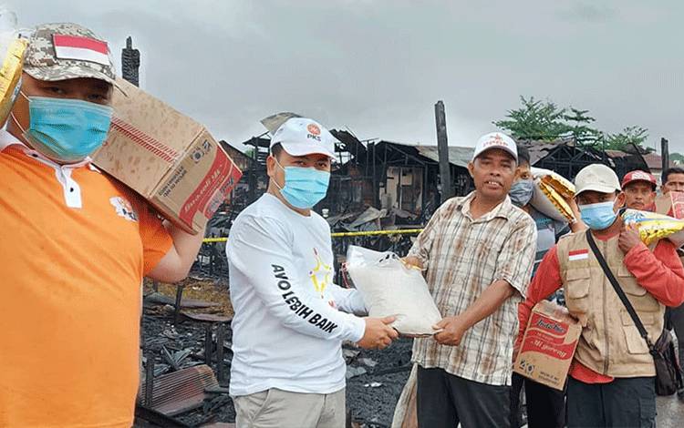 Relawan PKS Bantu Korban Kebakaran Gang Suka Damai