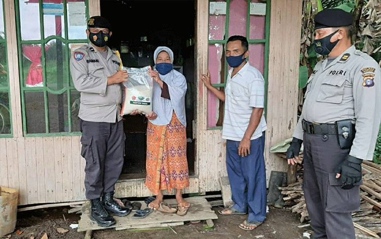 Polsek Kapuas Timur Bakti Sosial Beri Bantuan Beras ke Warga