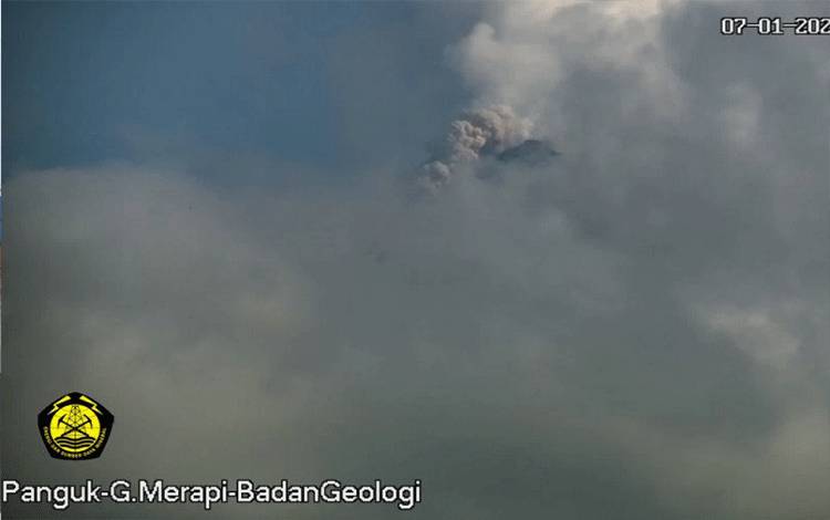Gunung Merapi Mengeluarkan Awan Panas Guguran Pertama
