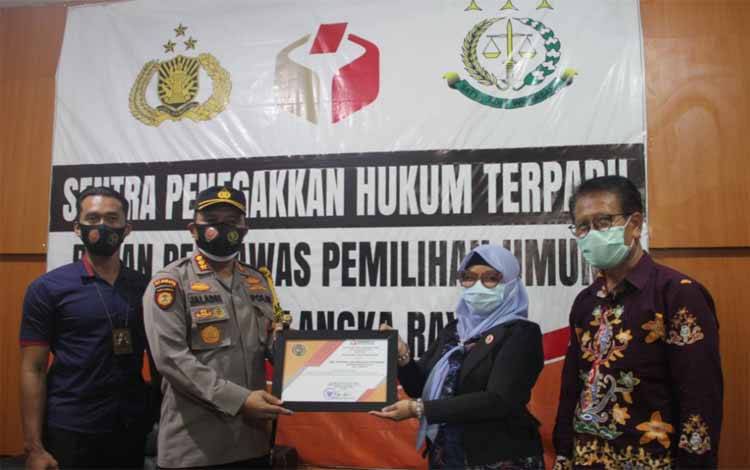 Palangka Raya Terima Penghargaan dari Ketua Bawaslu