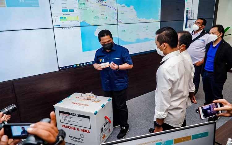 Menteri BUMN Erick Thohir saat meninjau command center, tempat memonitor data produksi, penyimpanan dan distribusi secara realtime berbasis teknologi Internet of Things (IoT) - fasilitas produksi, dan penyimpanan vaksin COVID-19 di Bio Farma, Bandung, Jawa Barat.