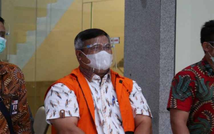 Bupati Labuhanbatu Utara nonaktif Khairuddin Syah Sitorus (tengah), tersangka kasus suap terkait pengurusan Dana Alokasi Khusus (DAK) APBN-P 2017 dan APBN 2018 untuk Kabupaten Labuhanbatu Utara. (Humas KPK)
