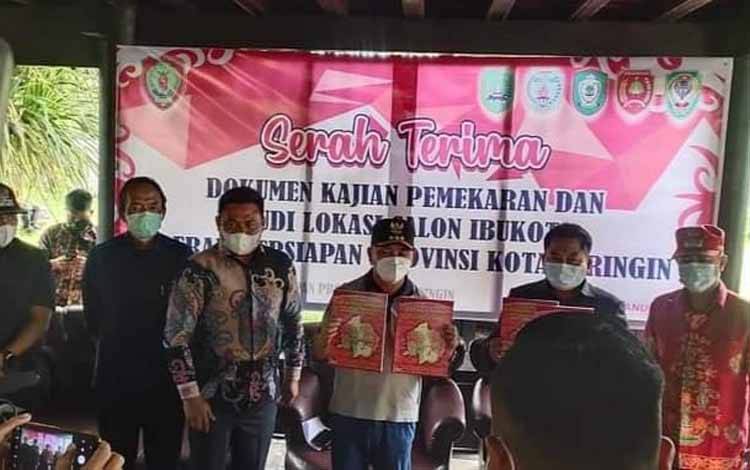 Gubernur Kalteng Terima Dokumen Persiapan Provinsi Kotawaringin
