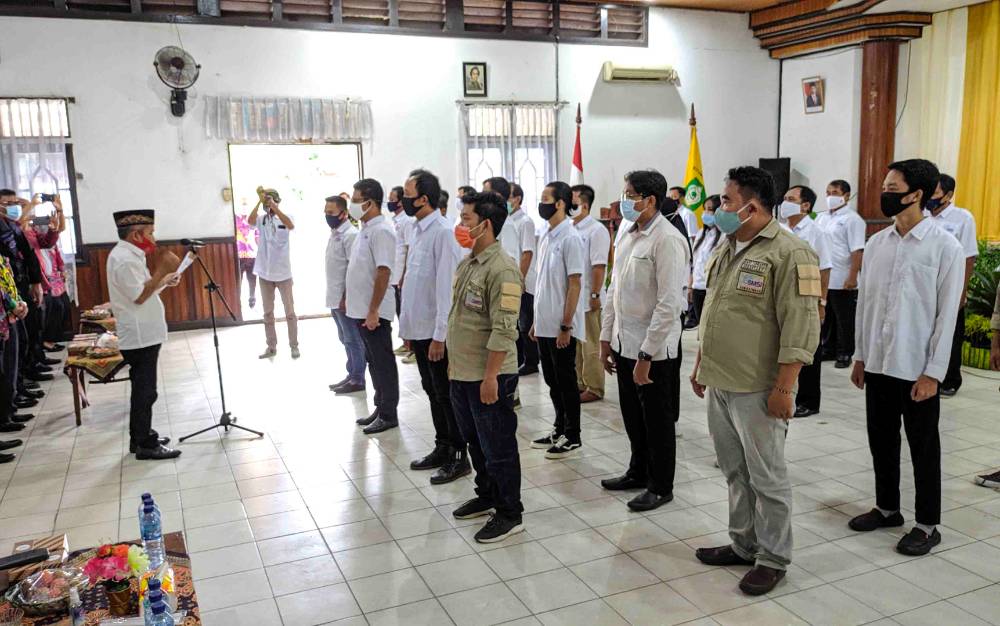 Pengurus SMSI Kotim, Lamandau, Seruyan dan Katingan saat dilantik Ketua SMSI Kalteng, Sutransyah.