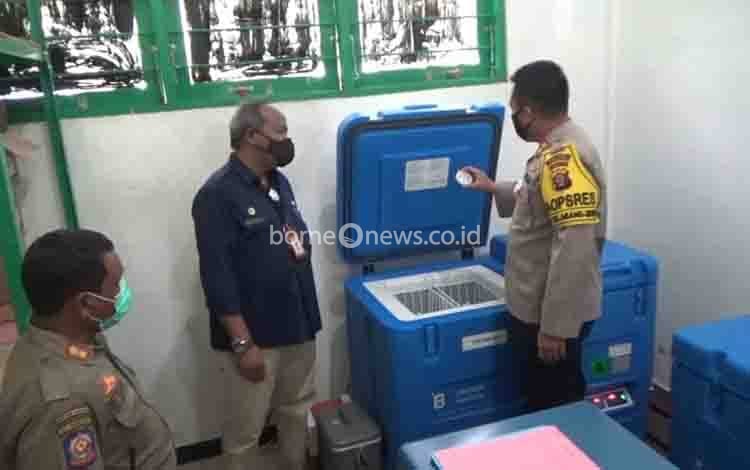Kapolres Kotim AKBP Abdoel Harris Jakin bersama Jubir Satgas Covid-19, Multazam saat gladi penyimpanan vaksin, Jumat, 8 Januari 2021.