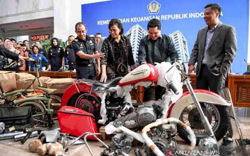 Menteri Keuangan Sri Mulyani (kedua kiri) bersama Menteri BUMN Erick Thohir (kedua kanan) dan Dirjen Bea Cukai Kemenkeu Heru Pambudi (kiri) melihat barang bukti motor Harley Davidson saat konferensi pers terkait penyelundupan motor Harlery Davidson dan sepeda Brompton menggunakan pesawat baru milik Garuda Indonesia di Kementerian Keuangan, Jakarta, Kamis (5/12/2019). (foto : ANTARA FOTO/Hafidz Mubarak A/wsj/pras)