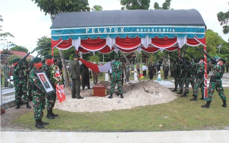 Jenazah Mantan Danrem 102 Panju Panjung Dimakamkan di Taman Makam Bahagia Palangka Raya