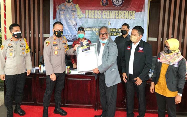 Kapolres Kapuas AKBP Manang Soebeti saat menerima penghargaan dari Ketua Komnas PA Arist Merdeka Sirait pada Jumat 8 Januari 2021.