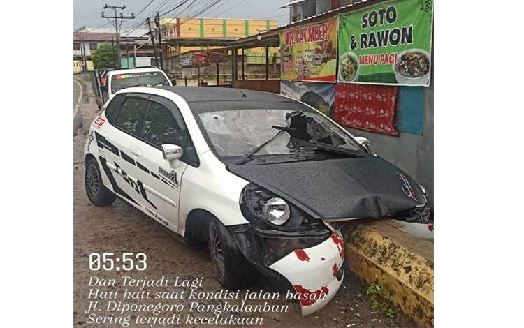 Video Honda Jazz Tabrak Jembatan Depan Warung Cak Mber