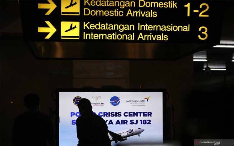 Petugas berjaga di Posko Crisis Center Sriwijaya Air SJ 182 di Terminal 2D Bandara Soekarno-Hatta, Tangerang, Banten, Sabtu (9/1/2021). Posko tersebut didirikan untuk memberikan informasi bagi keluarga korban pesawat Sriwijaya Air SJ 182 rute Jakarta-Pontianak yang hingga kini masih hilang kontak