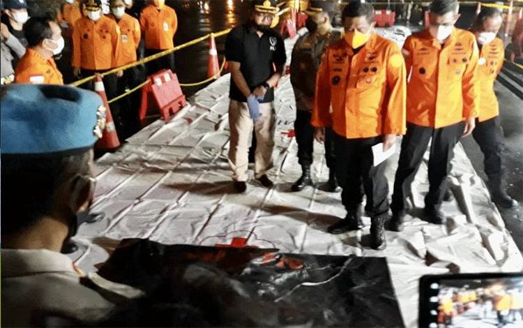 Kabasarnas Marsdya Bagus Puruhito menerima serpihan-serpihan pesawat yang diduga kuat berasal dari Sriwijaya Air SJ 182 di Posko SAR Terpadu Jakarta International Container Terminal (JICT) 2 Tanjung Priok, Jakarta, Minggu (10/1/2020). (ANTARA/HO-Basarnas)