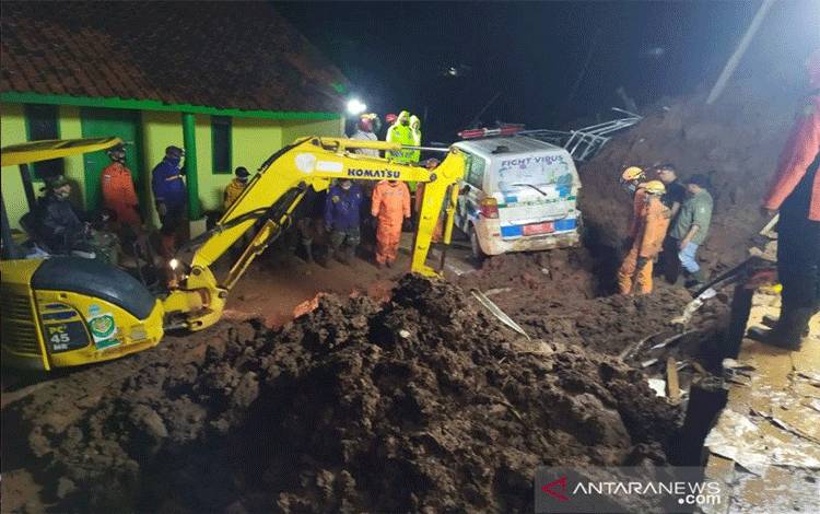Belasan Warga Tewas Tertimbun Tanah Longsor