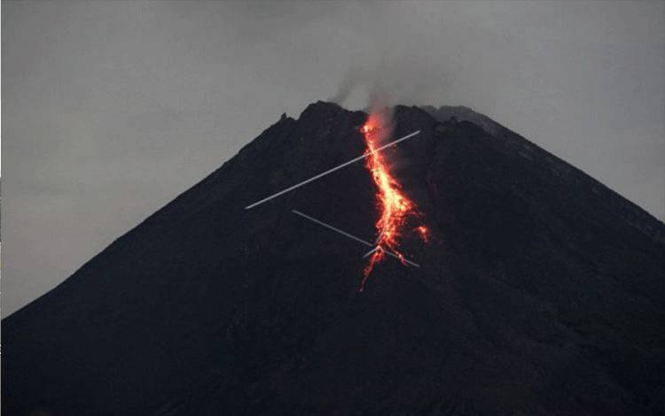 Gunung Merapi Keluarkan 4 Kali Guguran Lava Pijar Sabtu Malam