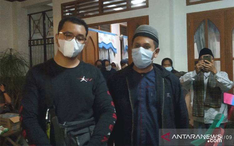 Keponakan Captain Afwan, Ferza Mahardika (kiri) dan Muhammad Akbar di Perumahan Bumi Cibinong Endah (BCE), Kabupaten Bogor, Jawa Barat, Sabtu (9/1/2020). (ANTARA/M Fikri Setiawan)