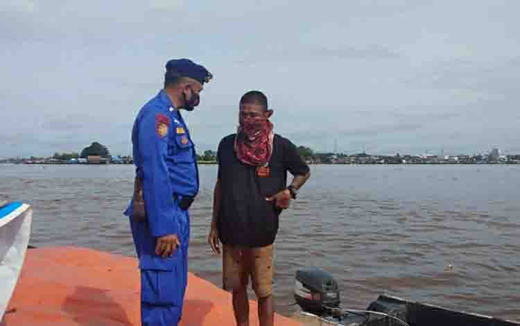 Satpolair Polres Kapuas Edukasi Penumpang Kapal Disiplin Terapkan Protokol Kesehatan