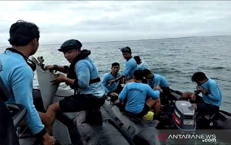 Tim Gabungan Temukan Bagian Pesawat Sriwijaya Air SJ 182